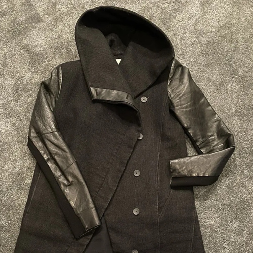 HELMUT LANG BLACK WILLOWED FELT LEATHER-SLEEVE COAT